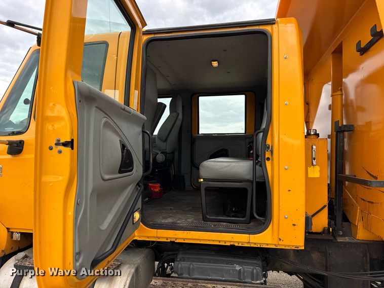 image for item DU3486 2005 International 7400 crew cab dump truck
