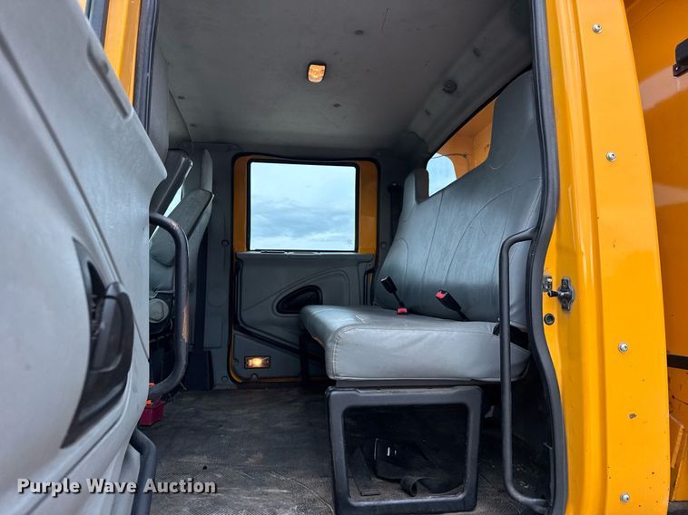 image for item DU3486 2005 International 7400 crew cab dump truck