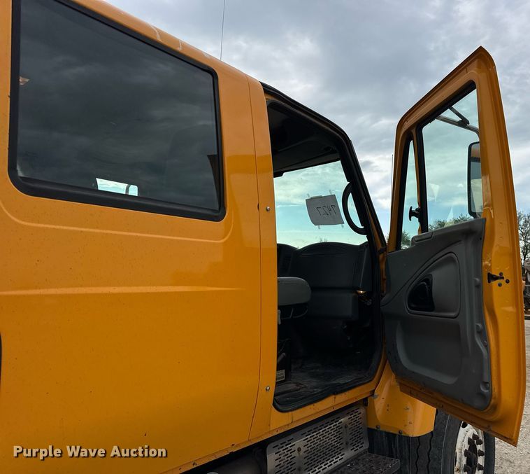 image for item DU3486 2005 International 7400 crew cab dump truck