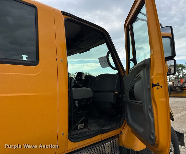 image for item DU3486 2005 International 7400 crew cab dump truck