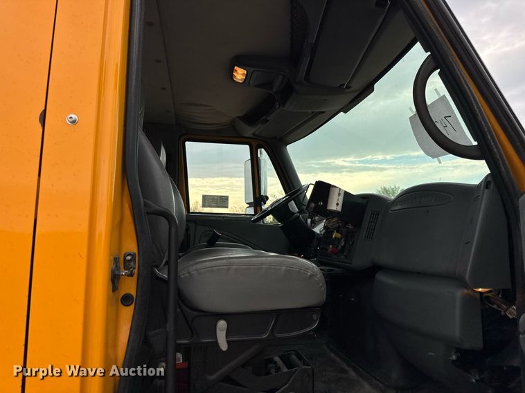 image for item DU3486 2005 International 7400 crew cab dump truck