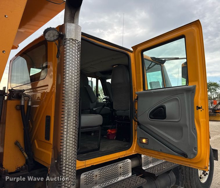 image for item DU3486 2005 International 7400 crew cab dump truck