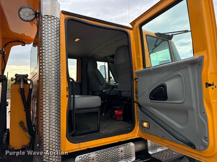 image for item DU3486 2005 International 7400 crew cab dump truck