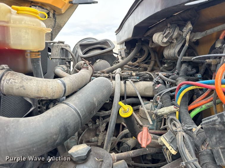 image for item DU3486 2005 International 7400 crew cab dump truck