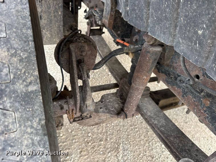 image for item DU3486 2005 International 7400 crew cab dump truck