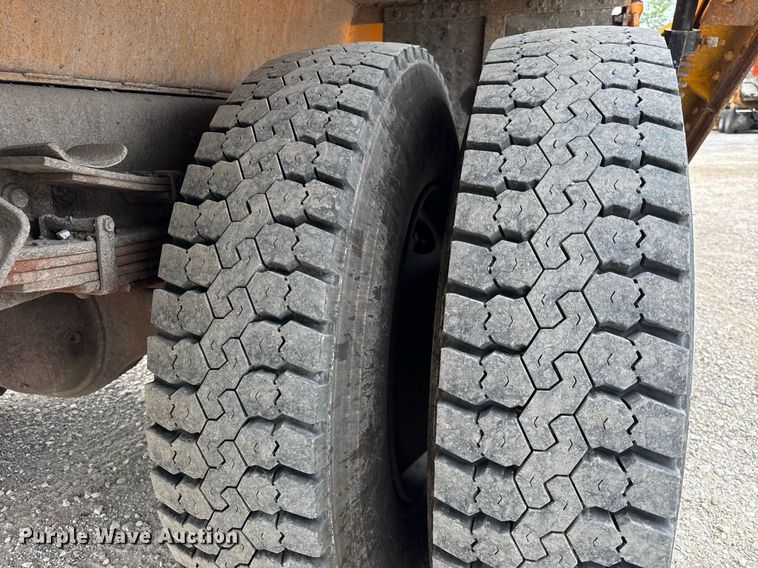 image for item DU3486 2005 International 7400 crew cab dump truck