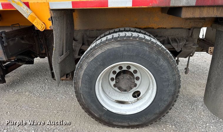 image for item DU3486 2005 International 7400 crew cab dump truck