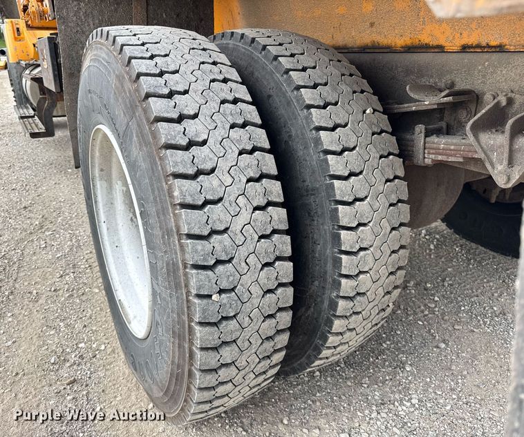 image for item DU3486 2005 International 7400 crew cab dump truck