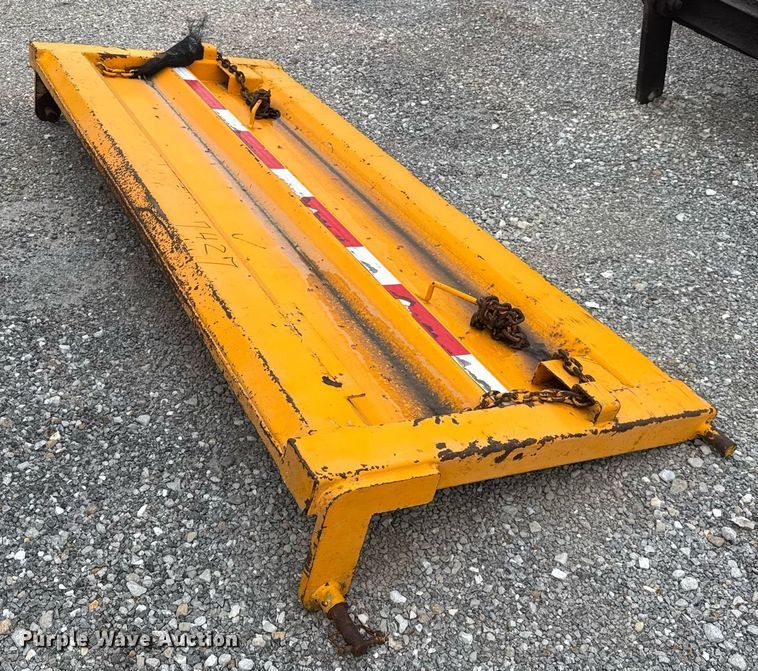 image for item DU3486 2005 International 7400 crew cab dump truck