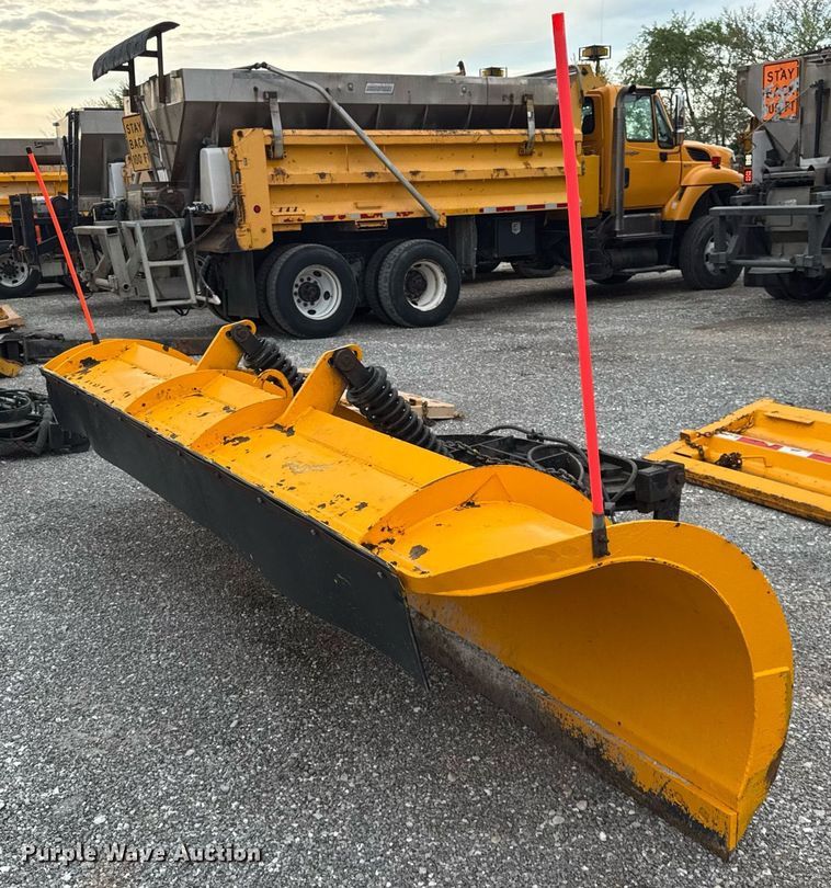 image for item DU3486 2005 International 7400 crew cab dump truck