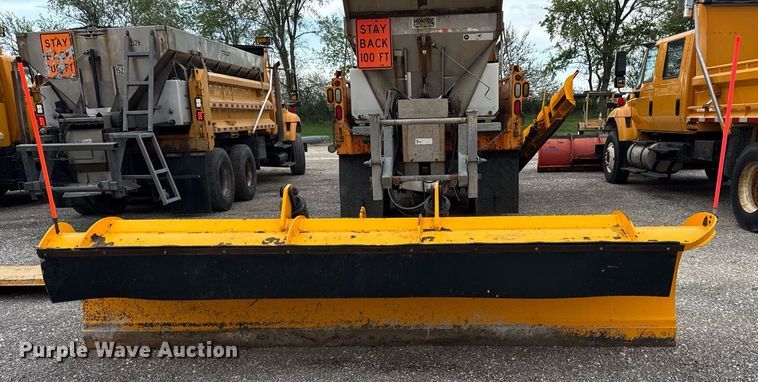 image for item DU3486 2005 International 7400 crew cab dump truck