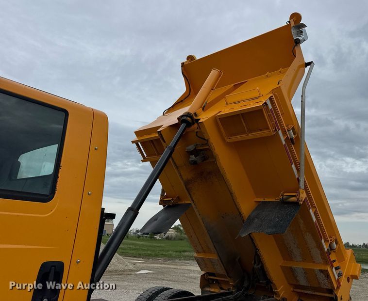 image for item DU3487 2006 International 7400 dump truck