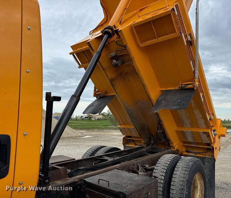 image for item DU3487 2006 International 7400 dump truck