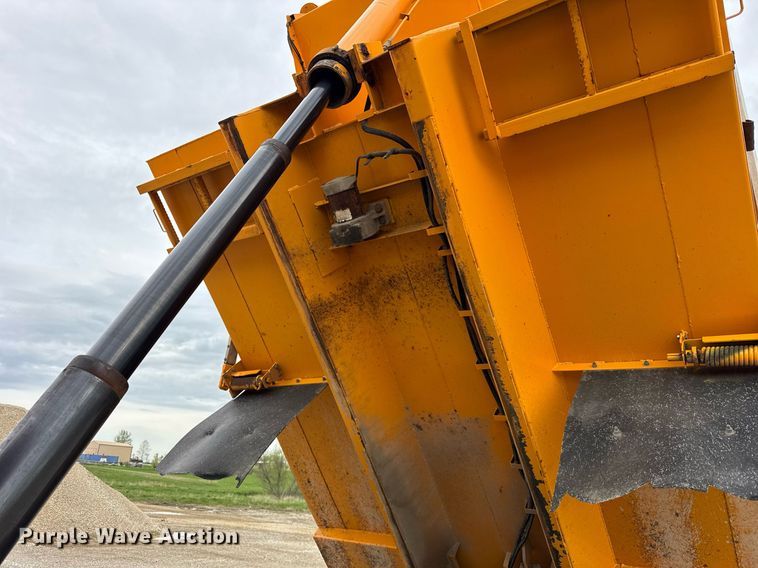 image for item DU3487 2006 International 7400 dump truck