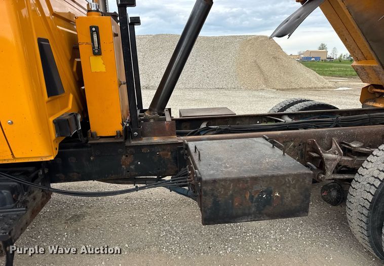 image for item DU3487 2006 International 7400 dump truck