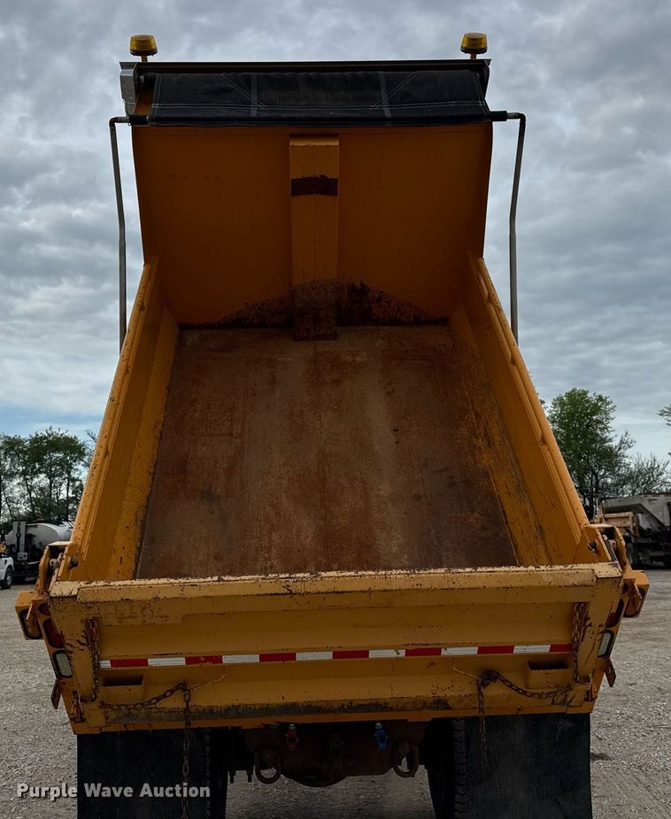 image for item DU3487 2006 International 7400 dump truck