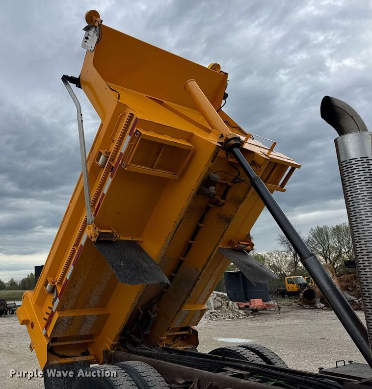 image for item DU3487 2006 International 7400 dump truck