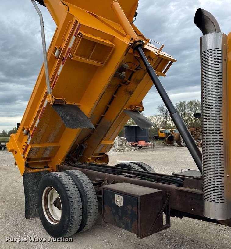 image for item DU3487 2006 International 7400 dump truck