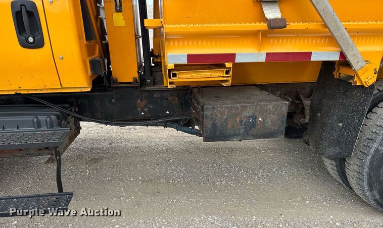 image for item DU3487 2006 International 7400 dump truck