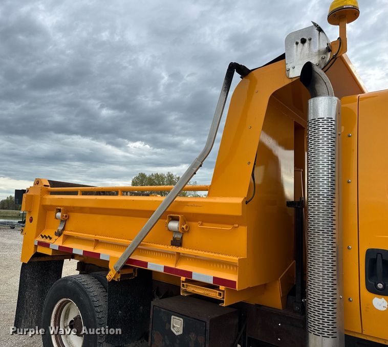 image for item DU3487 2006 International 7400 dump truck