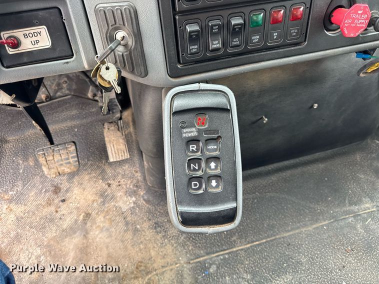 image for item DU3487 2006 International 7400 dump truck