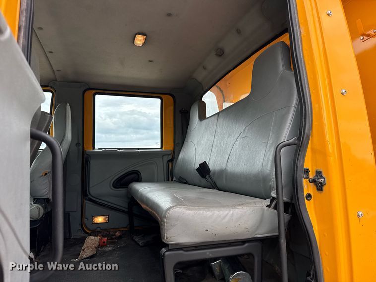 image for item DU3487 2006 International 7400 dump truck