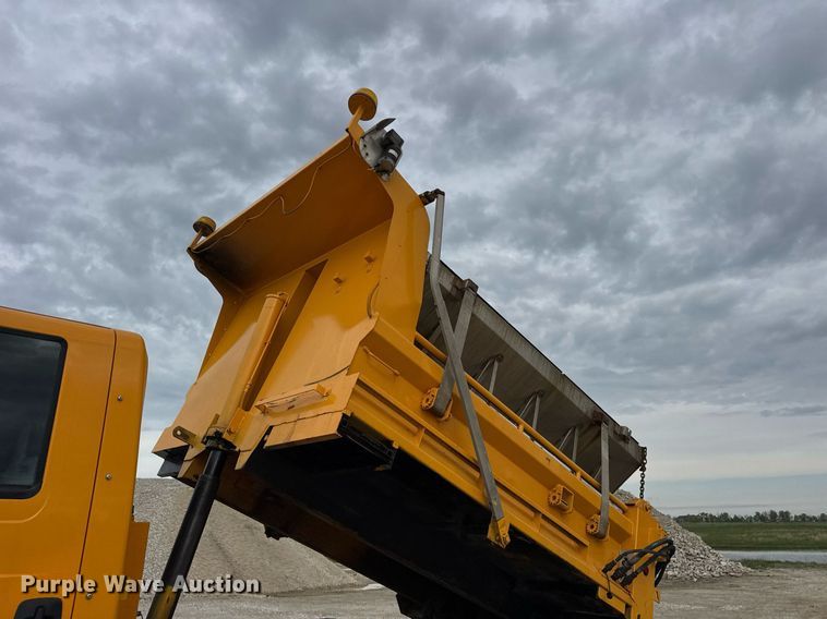 image for item DU3488 2006 International 7400 Crew Cab dump truck