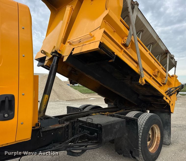 image for item DU3488 2006 International 7400 Crew Cab dump truck