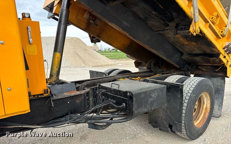 image for item DU3488 2006 International 7400 Crew Cab dump truck