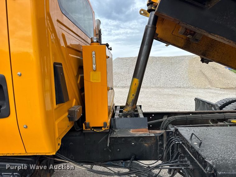 image for item DU3488 2006 International 7400 Crew Cab dump truck