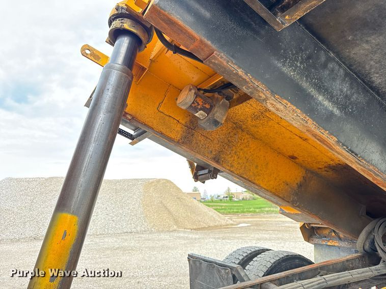 image for item DU3488 2006 International 7400 Crew Cab dump truck