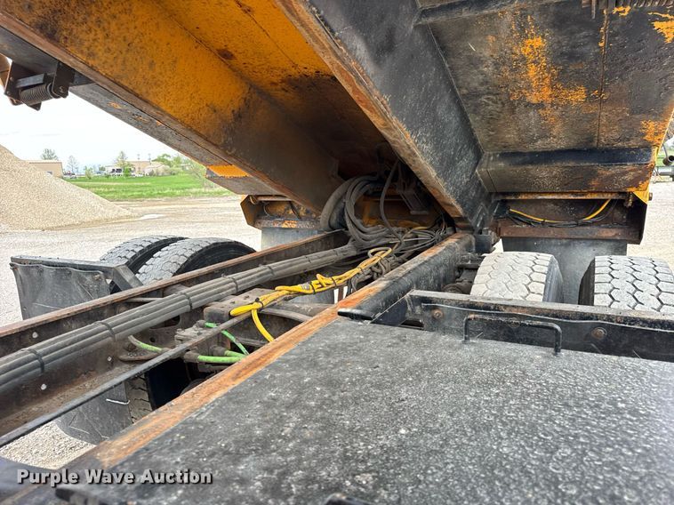 image for item DU3488 2006 International 7400 Crew Cab dump truck