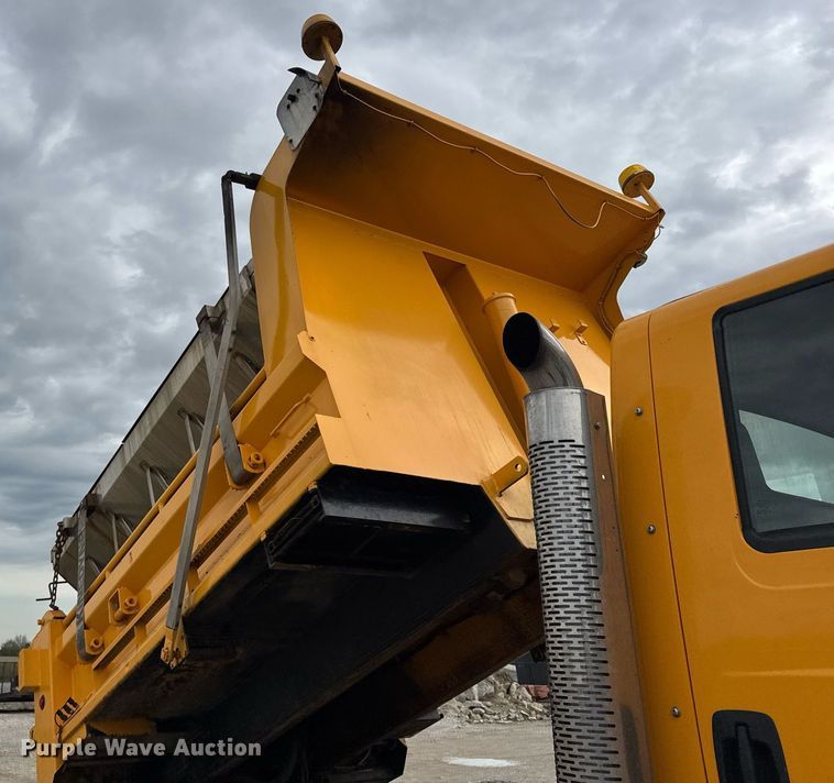 image for item DU3488 2006 International 7400 Crew Cab dump truck