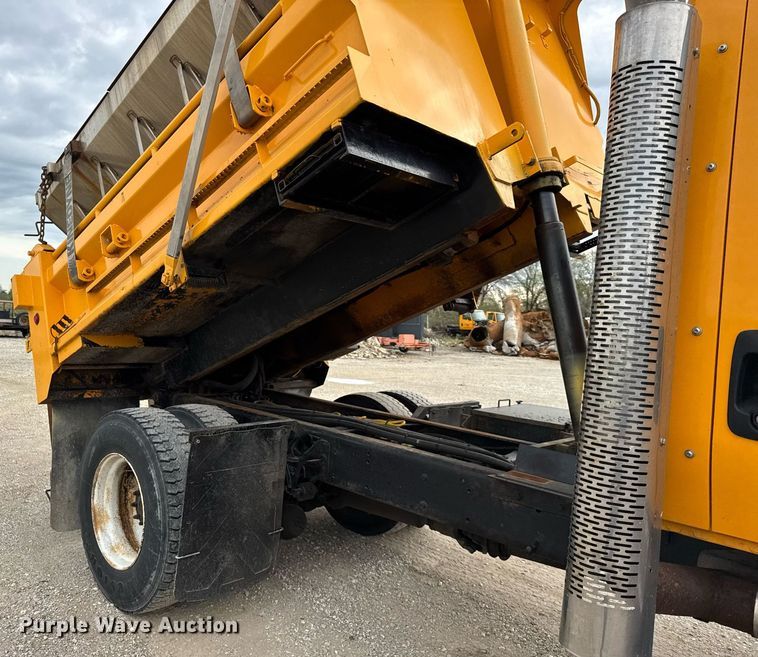 image for item DU3488 2006 International 7400 Crew Cab dump truck