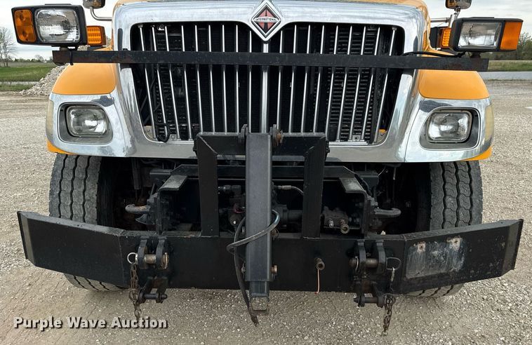 image for item DU3488 2006 International 7400 Crew Cab dump truck