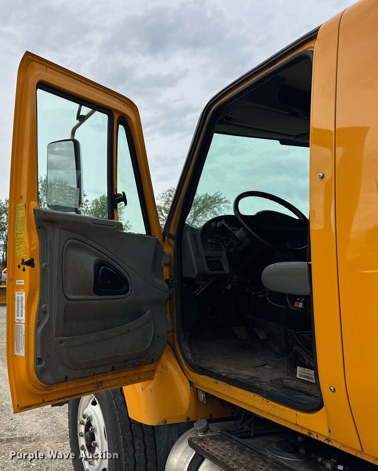 image for item DU3488 2006 International 7400 Crew Cab dump truck