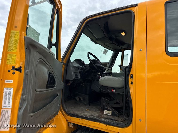 image for item DU3488 2006 International 7400 Crew Cab dump truck