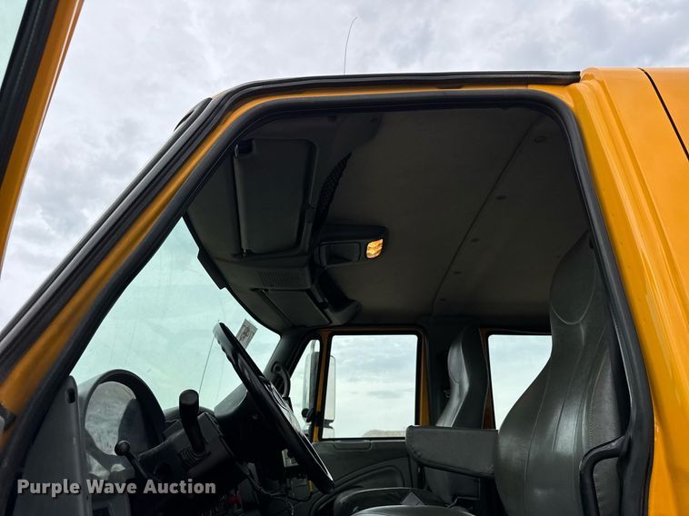 image for item DU3488 2006 International 7400 Crew Cab dump truck