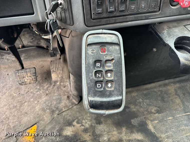 image for item DU3488 2006 International 7400 Crew Cab dump truck