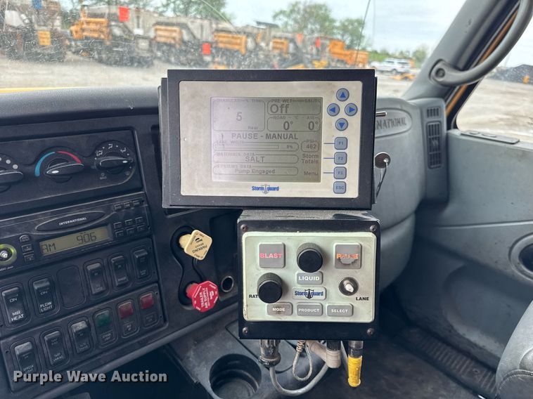 image for item DU3488 2006 International 7400 Crew Cab dump truck