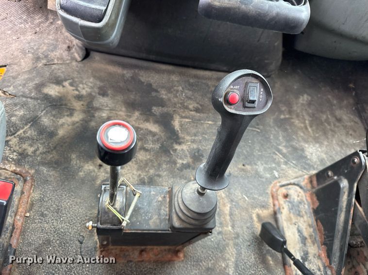 image for item DU3488 2006 International 7400 Crew Cab dump truck