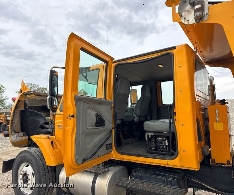 image for item DU3488 2006 International 7400 Crew Cab dump truck