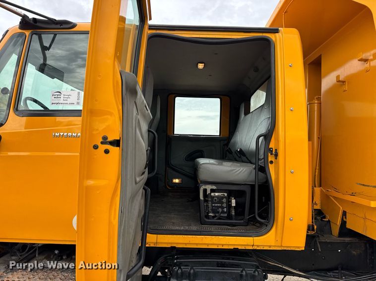 image for item DU3488 2006 International 7400 Crew Cab dump truck
