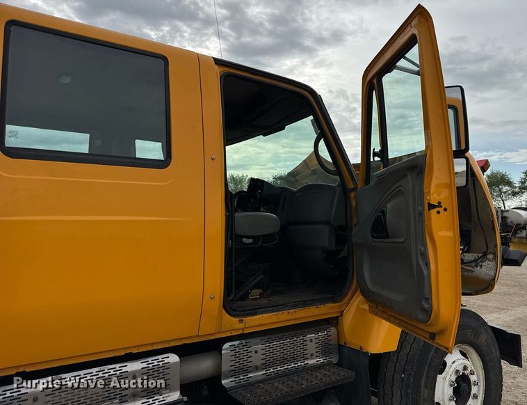 image for item DU3488 2006 International 7400 Crew Cab dump truck