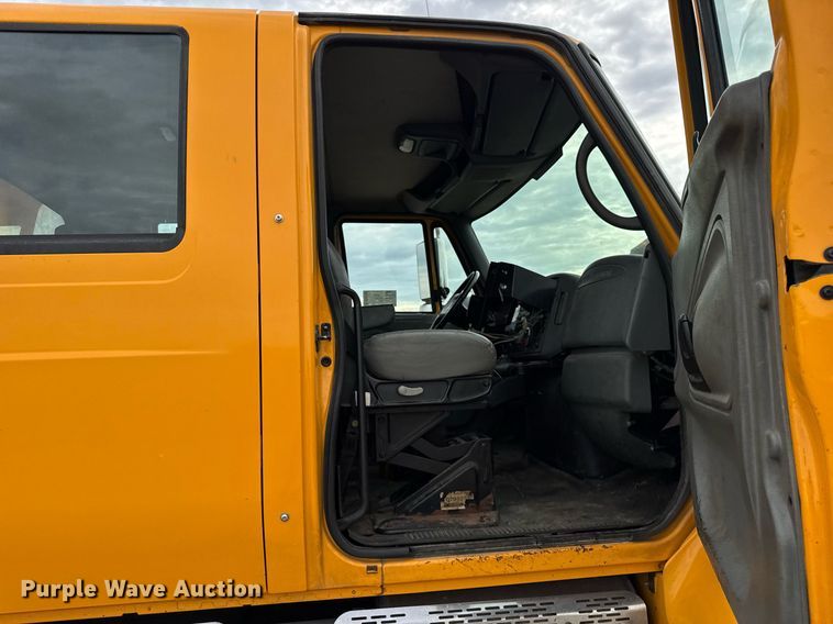 image for item DU3488 2006 International 7400 Crew Cab dump truck