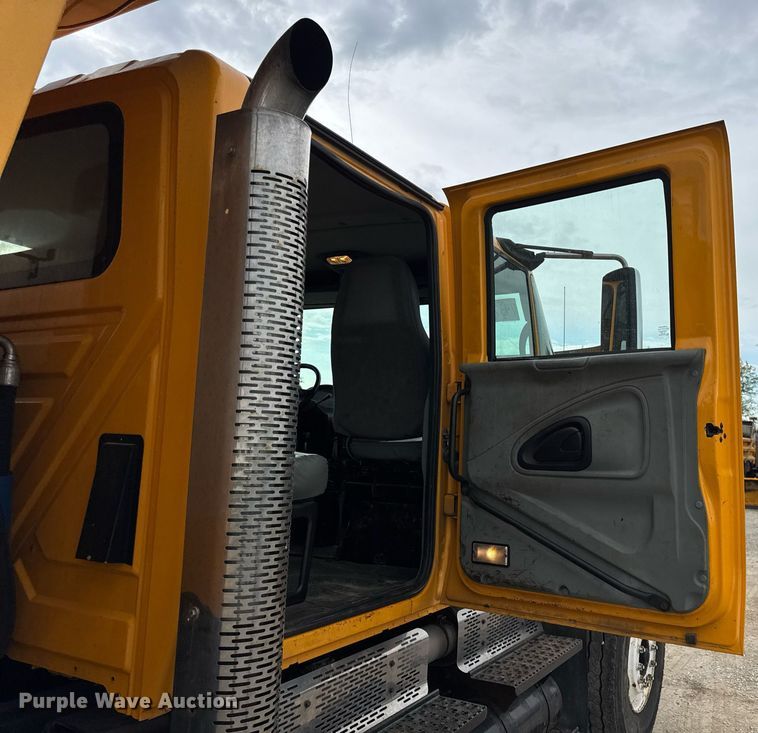 image for item DU3488 2006 International 7400 Crew Cab dump truck