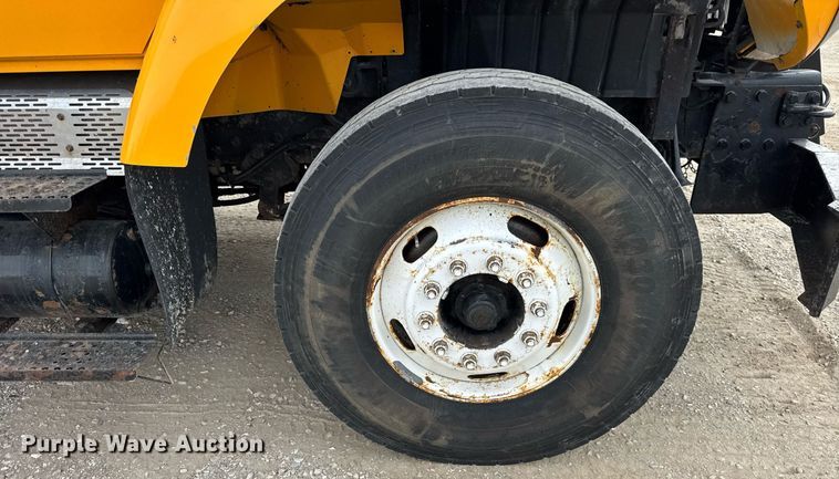 image for item DU3488 2006 International 7400 Crew Cab dump truck