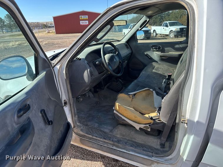 image for item EG6194 2004 Ford F150 XL pickup truck