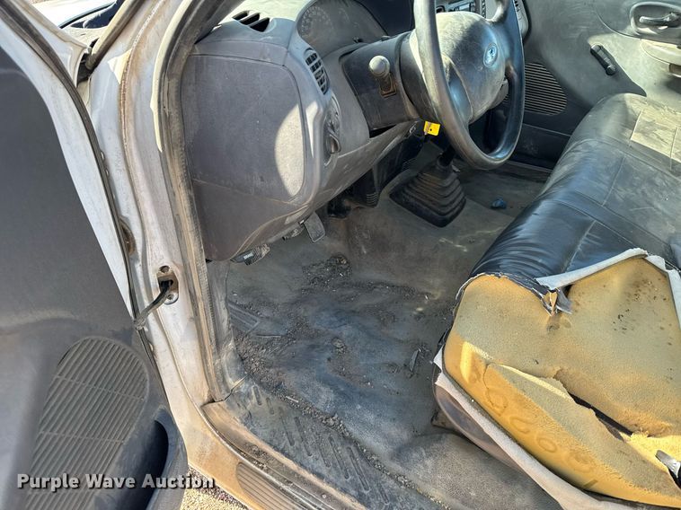 image for item EG6194 2004 Ford F150 XL pickup truck