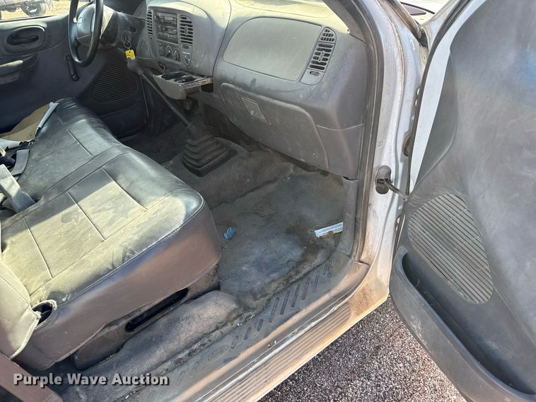 image for item EG6194 2004 Ford F150 XL pickup truck